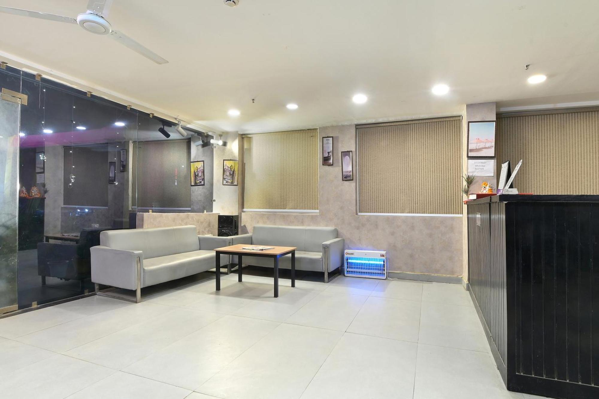 Hotel Red York By Byob Hotels Noida Exterior photo