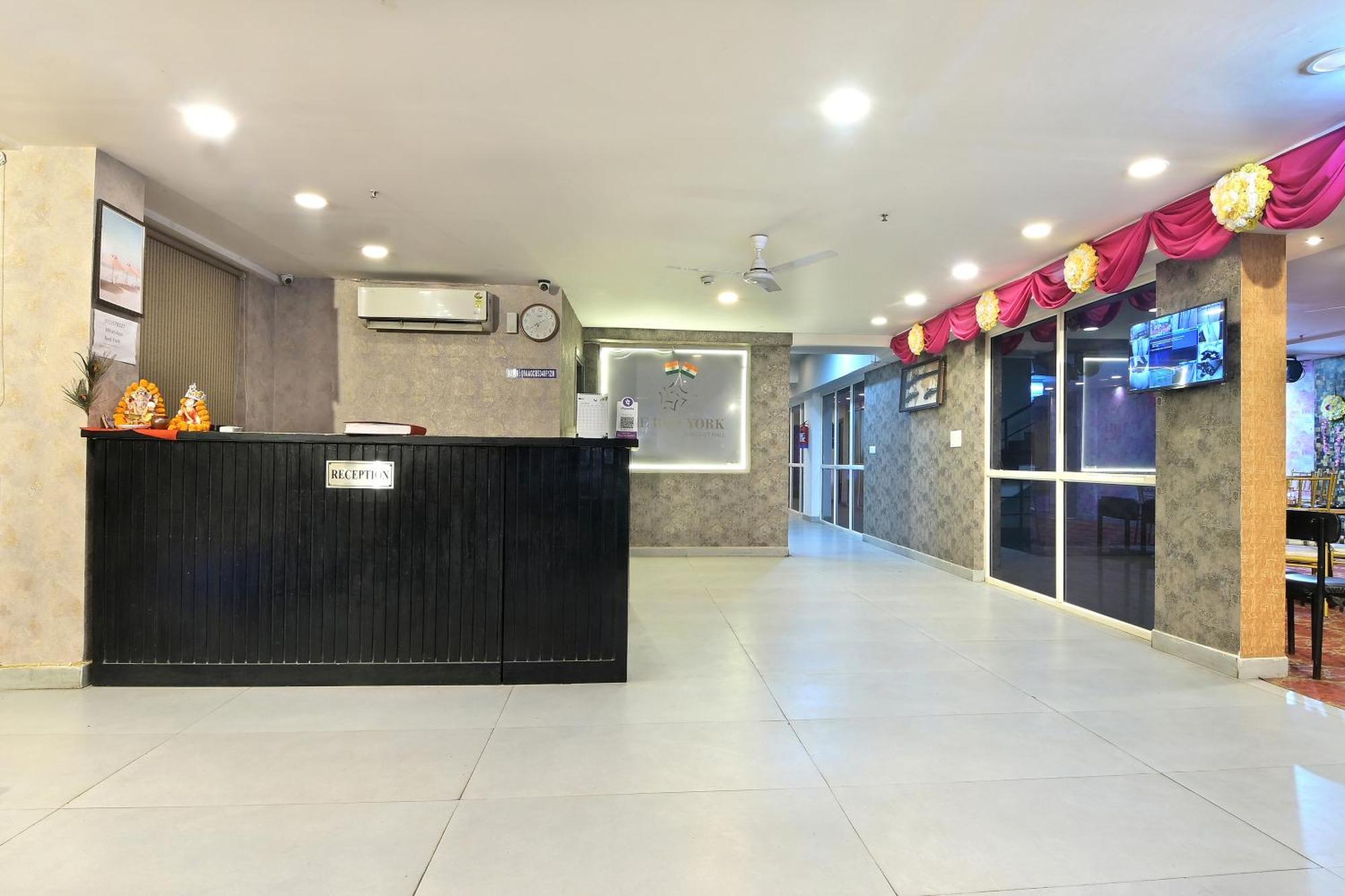 Hotel Red York By Byob Hotels Noida Exterior photo