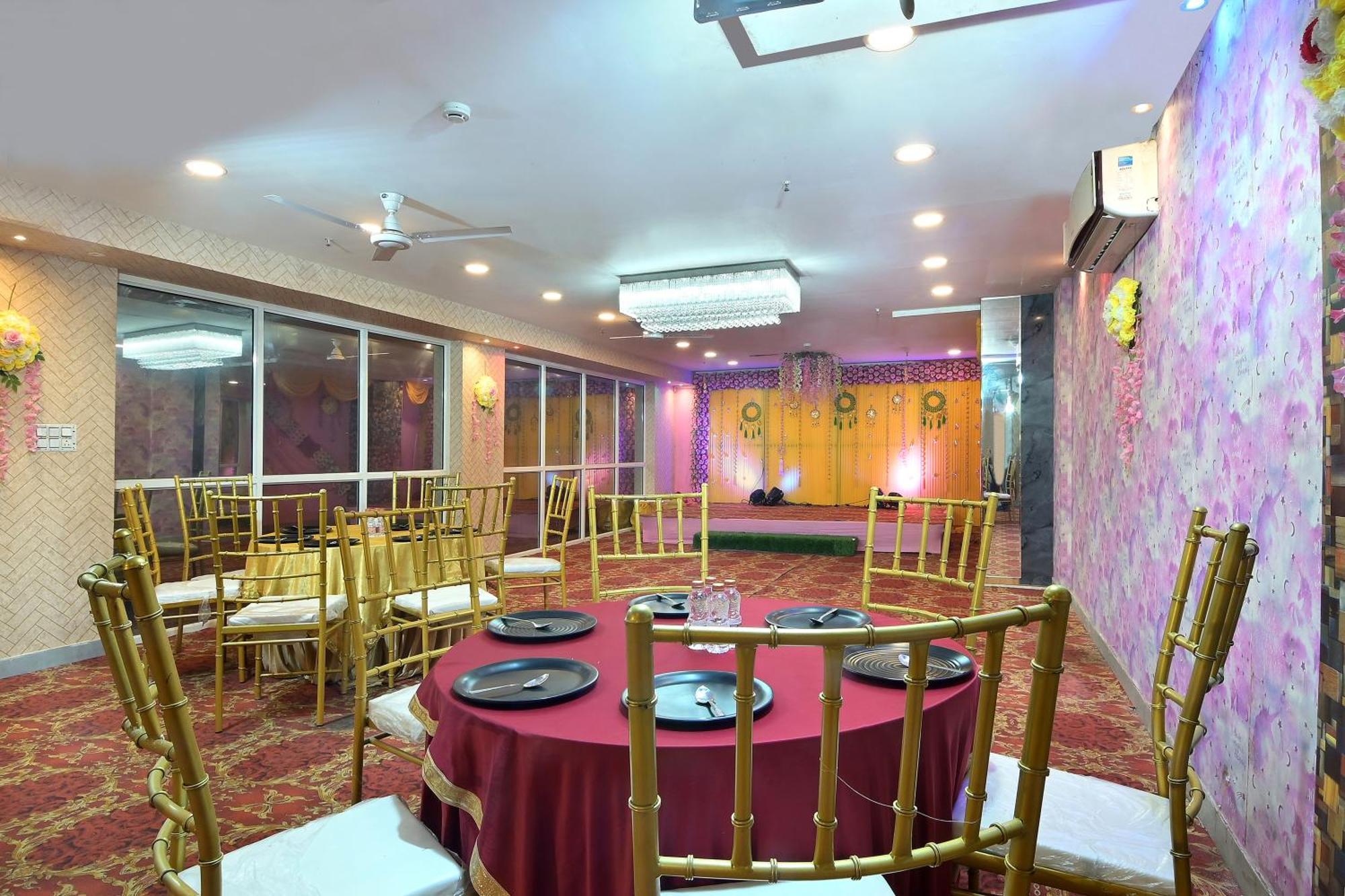 Hotel Red York By Byob Hotels Noida Exterior photo