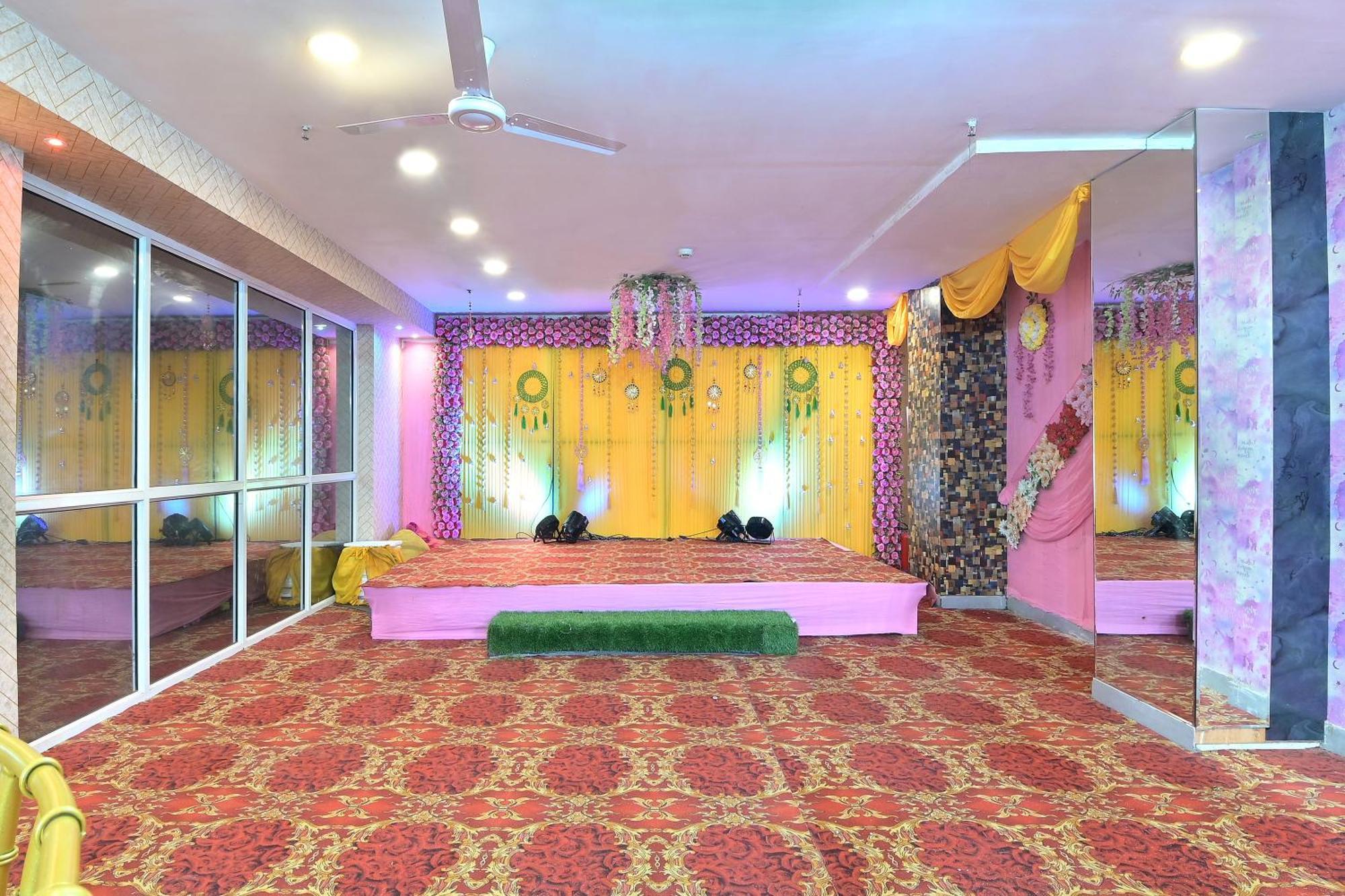 Hotel Red York By Byob Hotels Noida Exterior photo