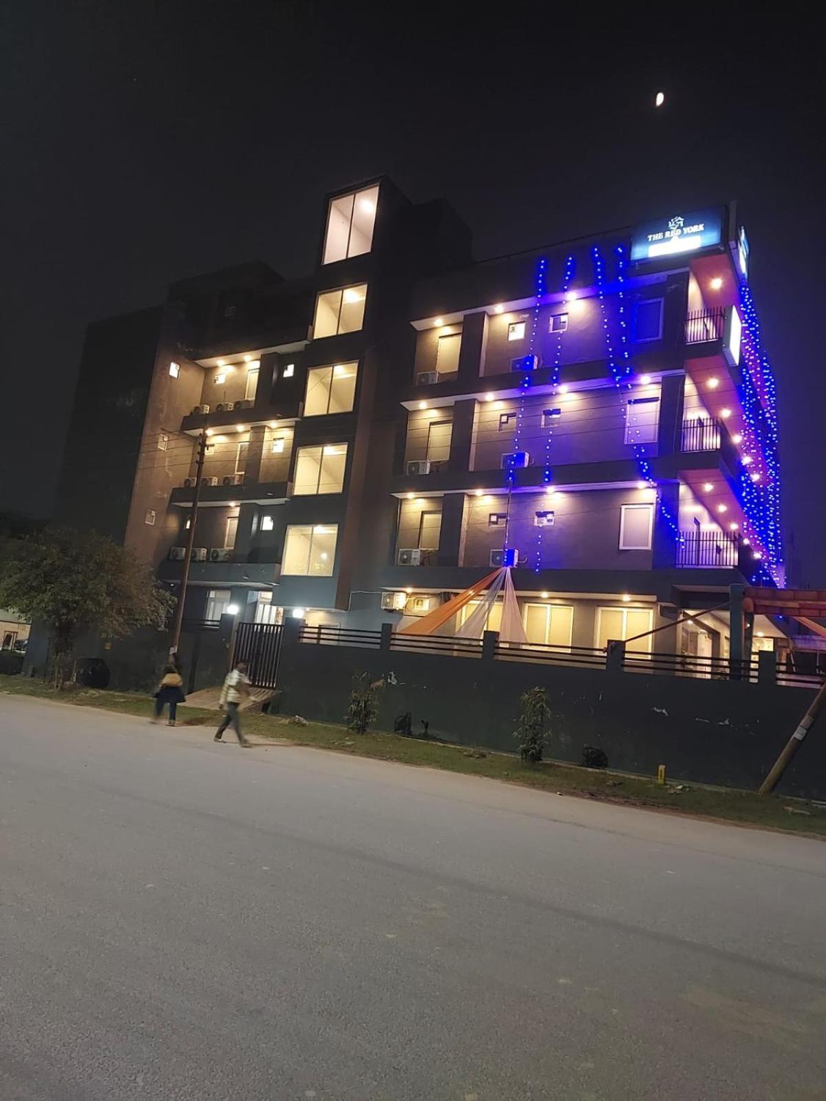 Hotel Red York By Byob Hotels Noida Exterior photo