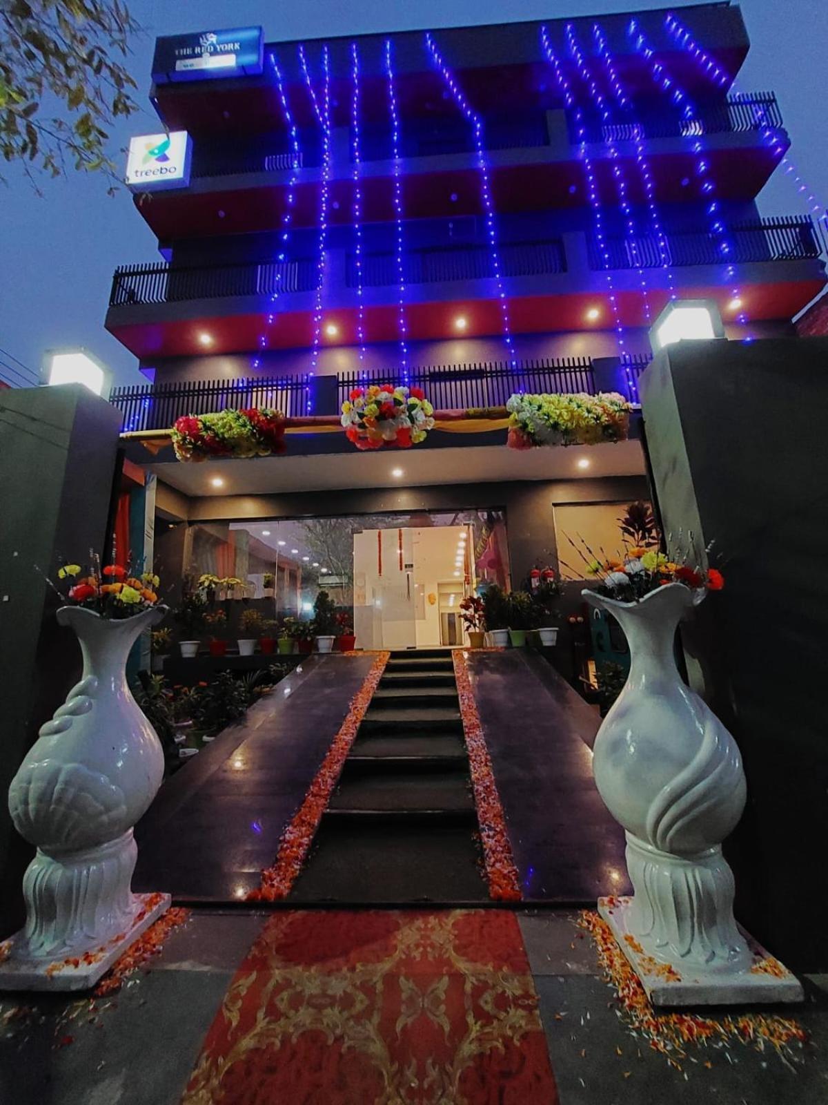 Hotel Red York By Byob Hotels Noida Exterior photo