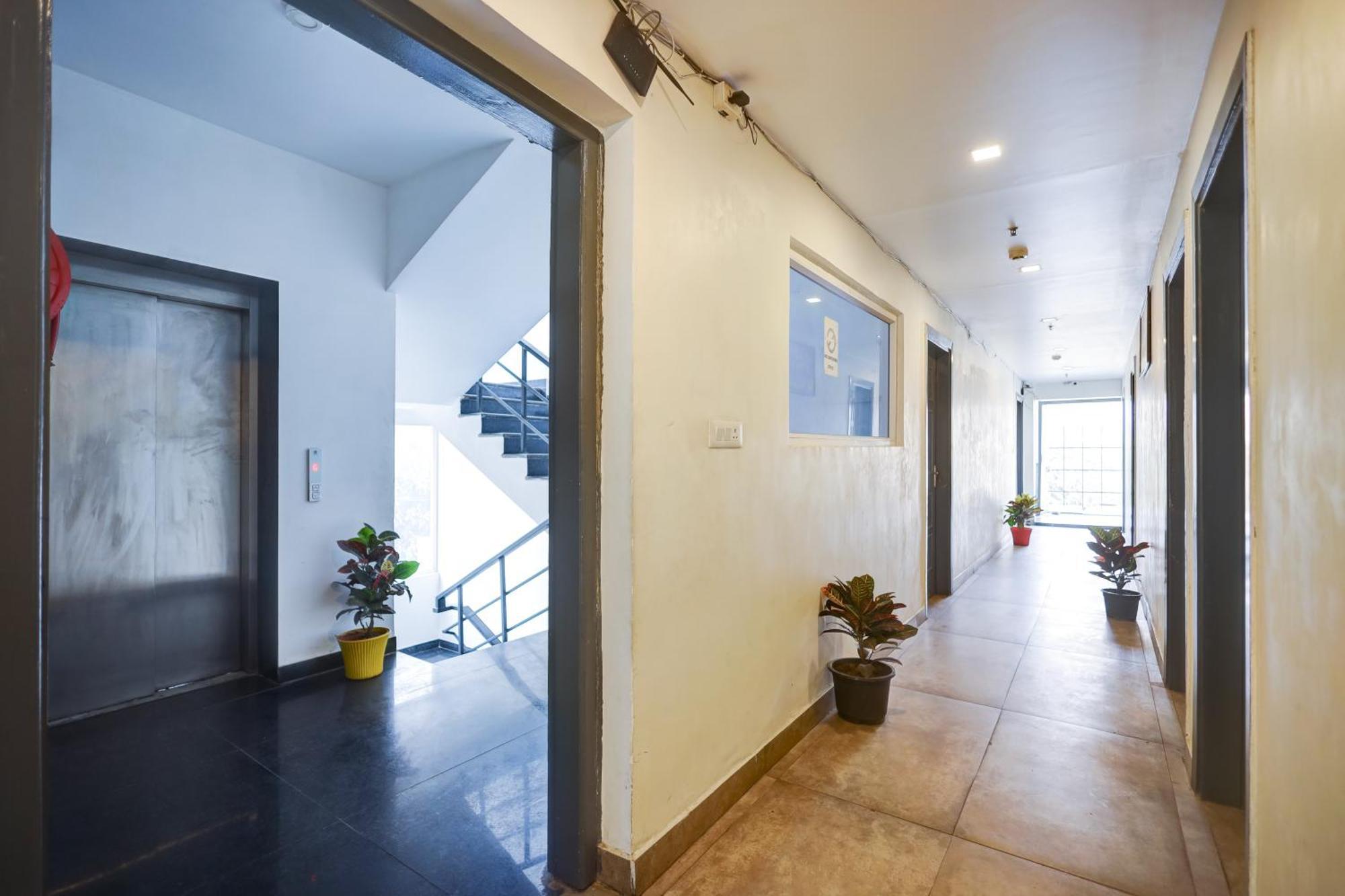 Hotel Red York By Byob Hotels Noida Exterior photo