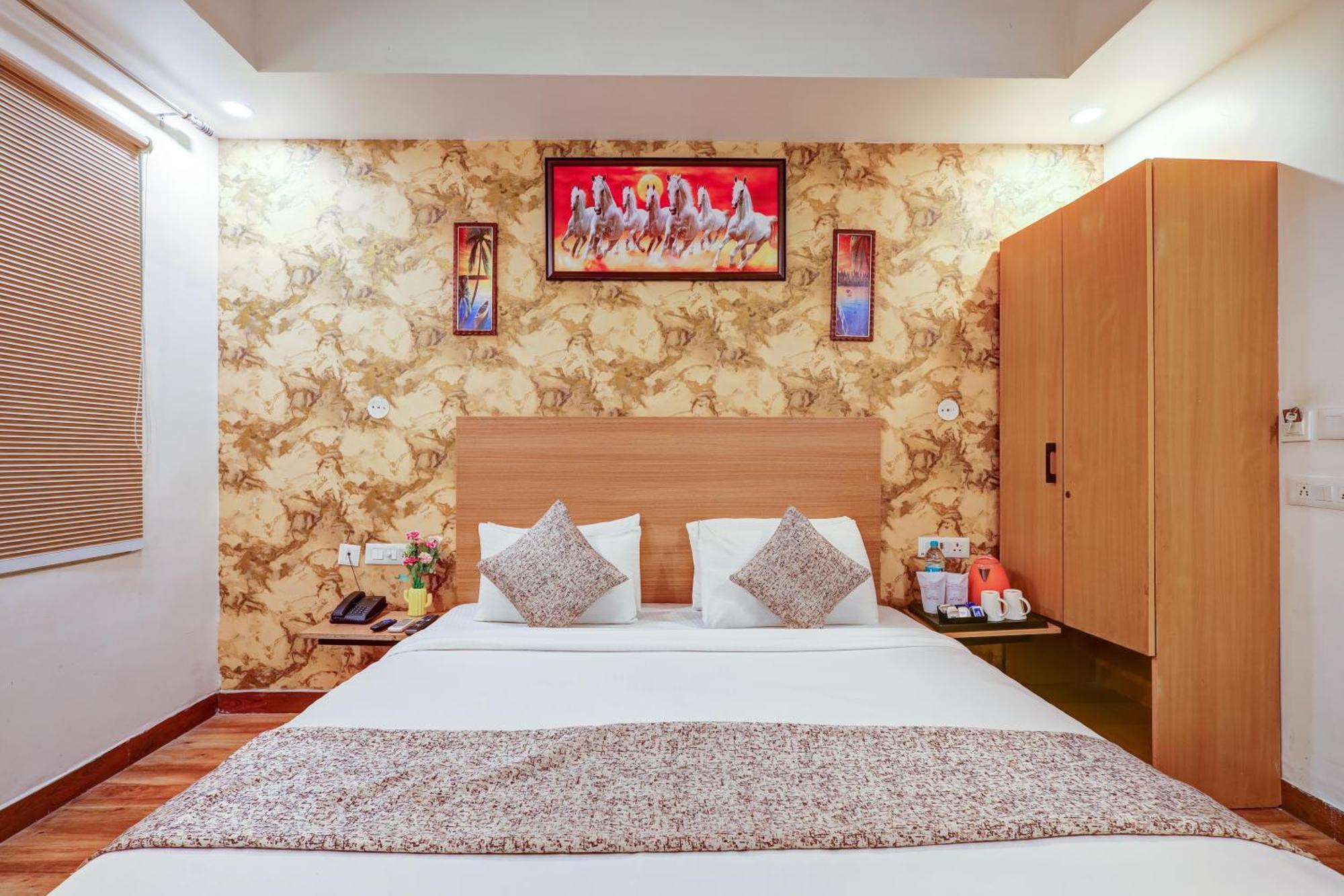 Hotel Red York By Byob Hotels Noida Exterior photo