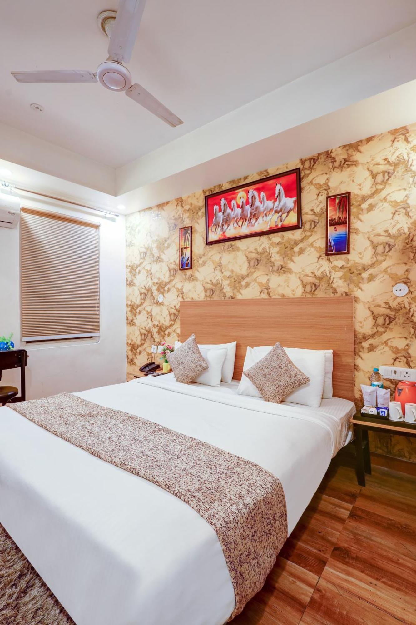 Hotel Red York By Byob Hotels Noida Exterior photo