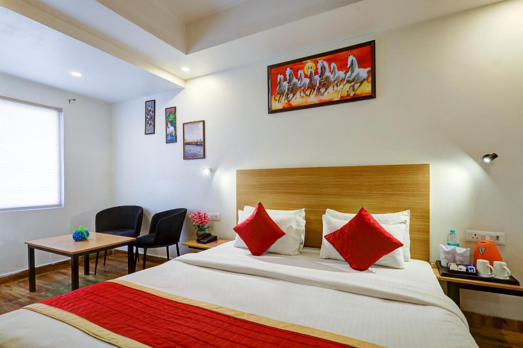 Hotel Red York By Byob Hotels Noida Exterior photo