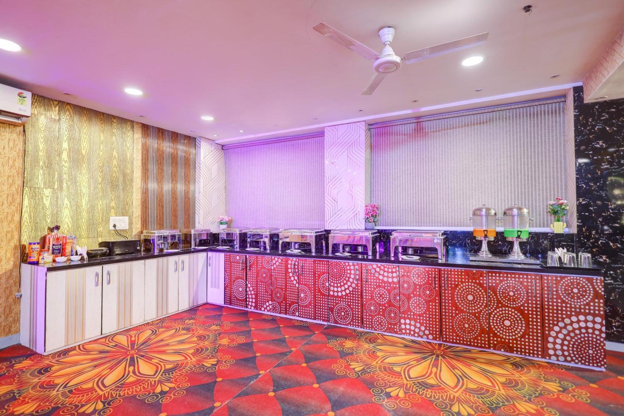 Hotel Red York By Byob Hotels Noida Exterior photo