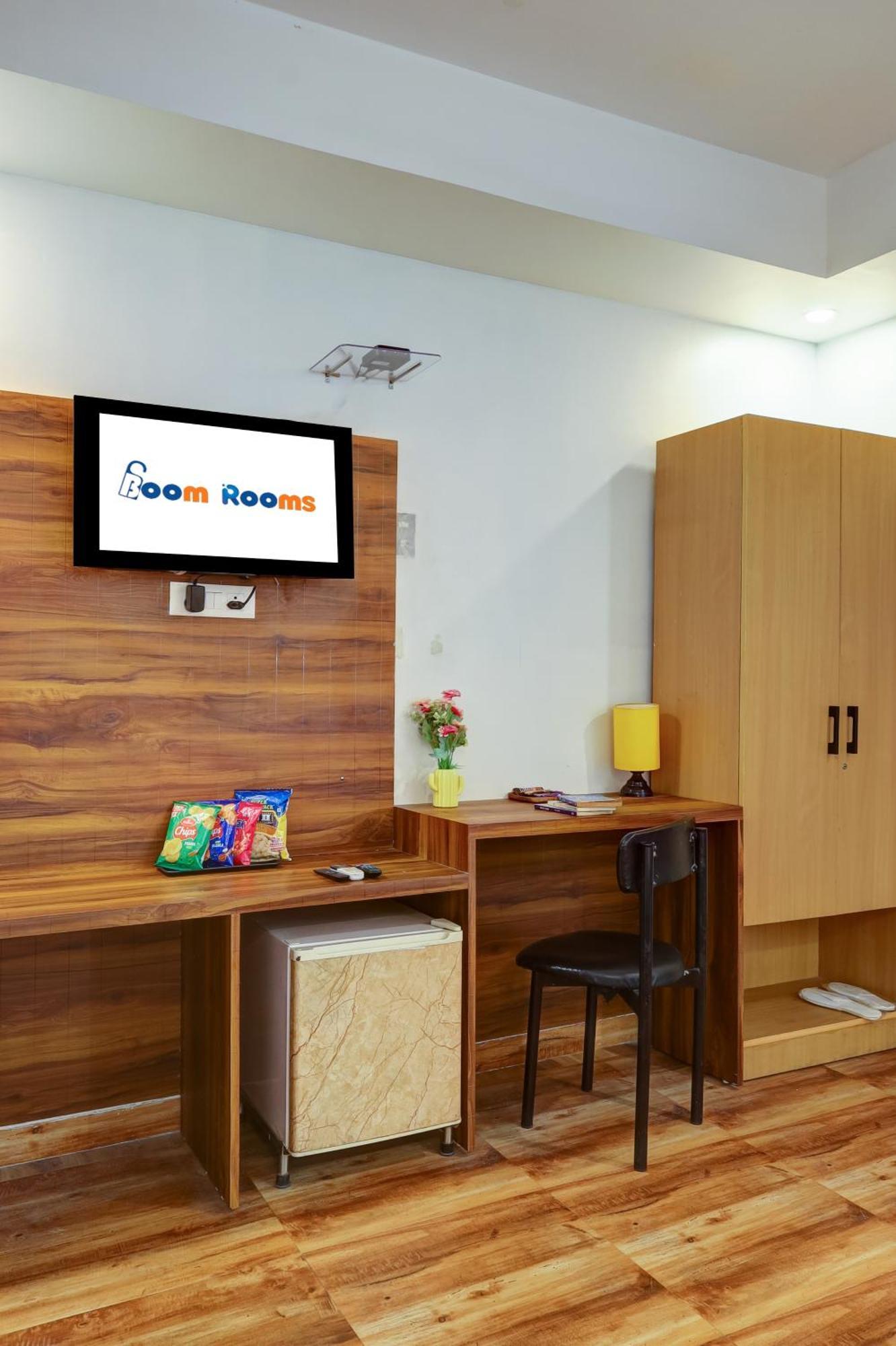 Hotel Red York By Byob Hotels Noida Exterior photo