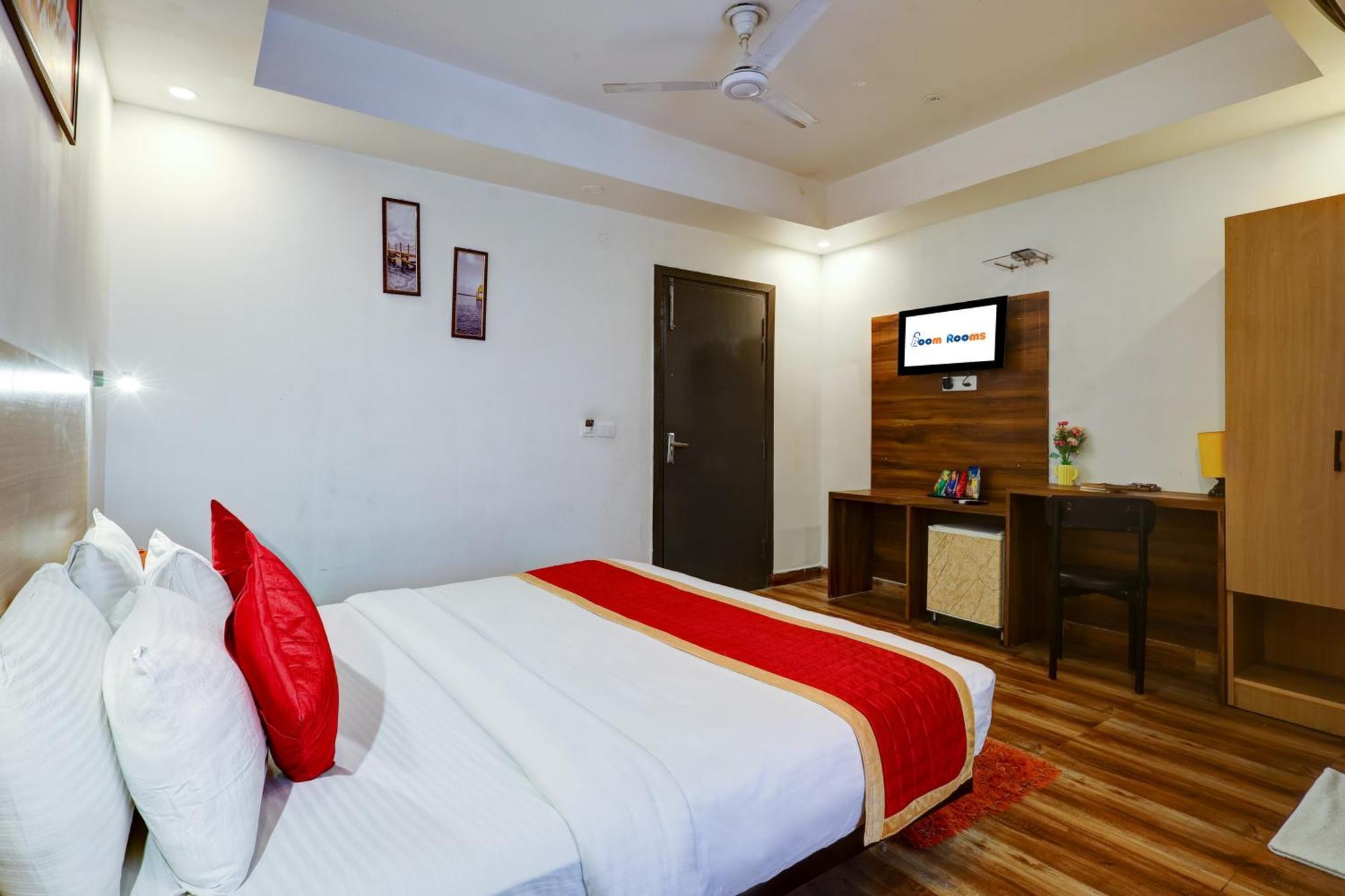 Hotel Red York By Byob Hotels Noida Exterior photo